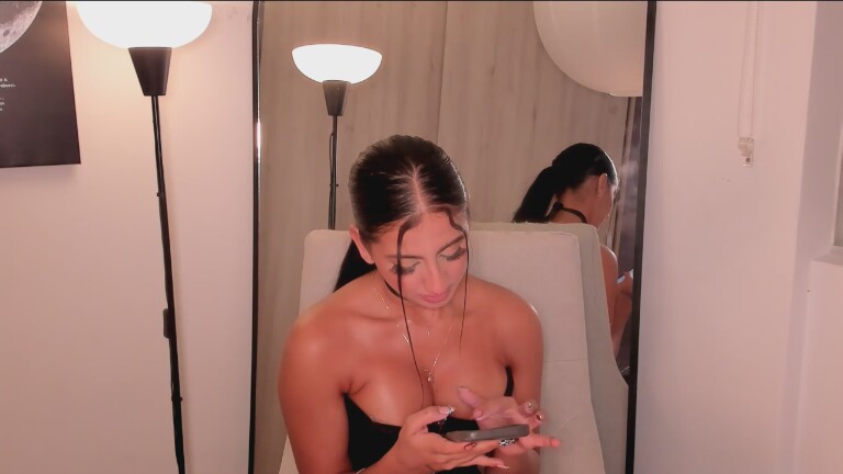 Nina_Cravizz's Streamate show and profile