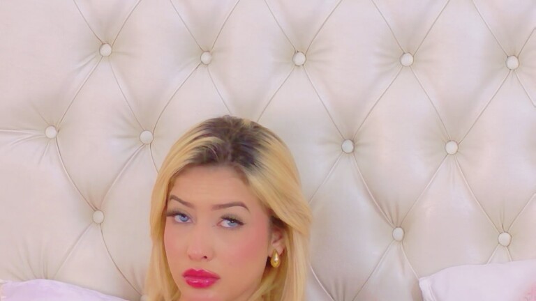 MartinaCroxx's Streamate show and profile