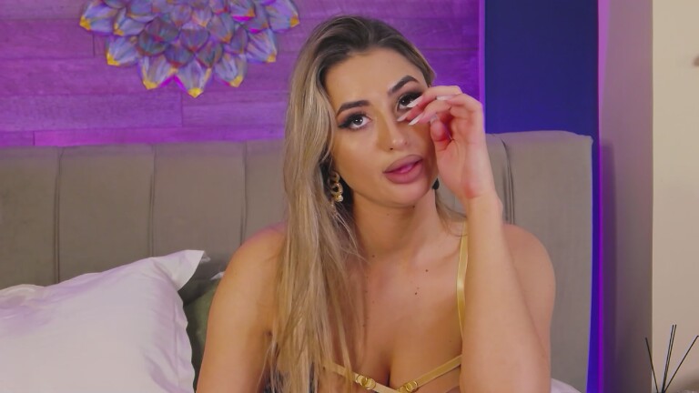 LoraDevine's Streamate show and profile