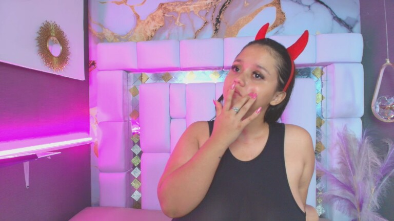 SaraLondon23's Streamate show and profile